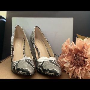 **Brand New**Nine West Grey Multi textured pointy toe snake pump